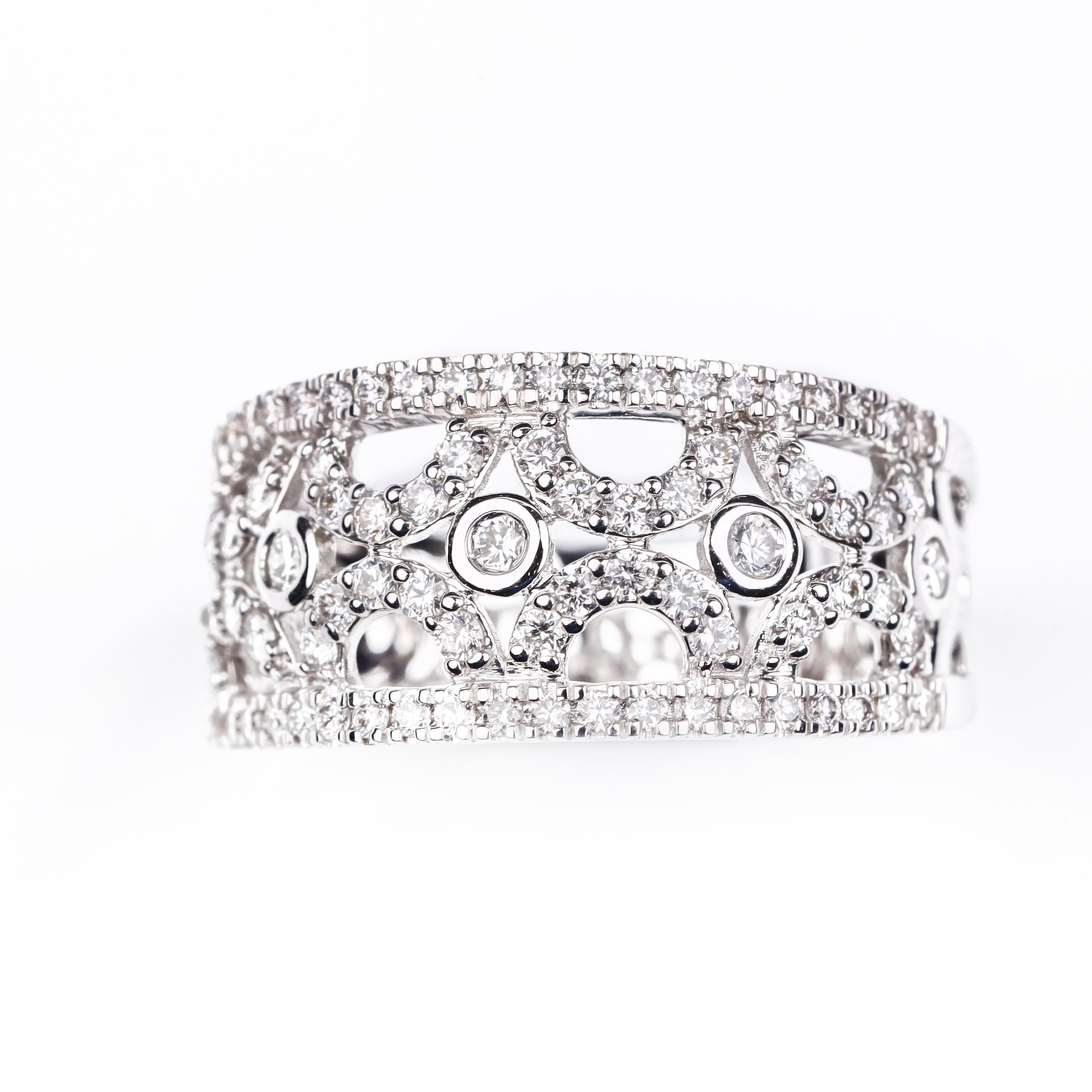 Round Cut Engagement Ring in 18K White Gold – Lab Grown Diamond Gold Engagement Ring